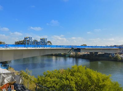 FINAL PIECE IN PLACE ON NEW M5 BRIDGES